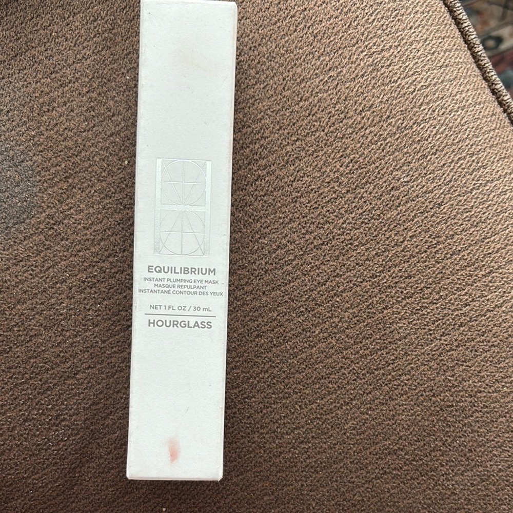 Hourglass Equilibrium Eye Mask in White Box